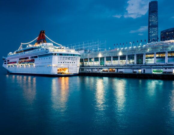 Dhow Cruise in Dubai: The Best Way to Tour the City!